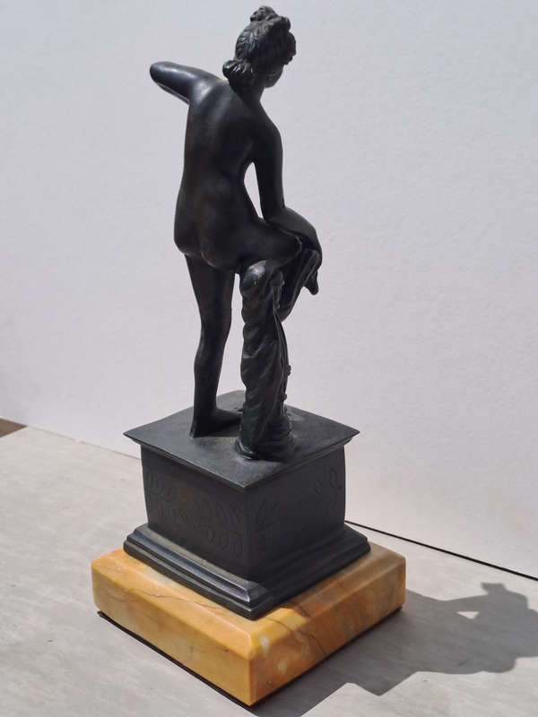 Bronze Venerina leaning against an amphora Neoclassical Period
