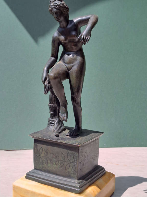 Bronze Venerina leaning against an amphora Neoclassical Period