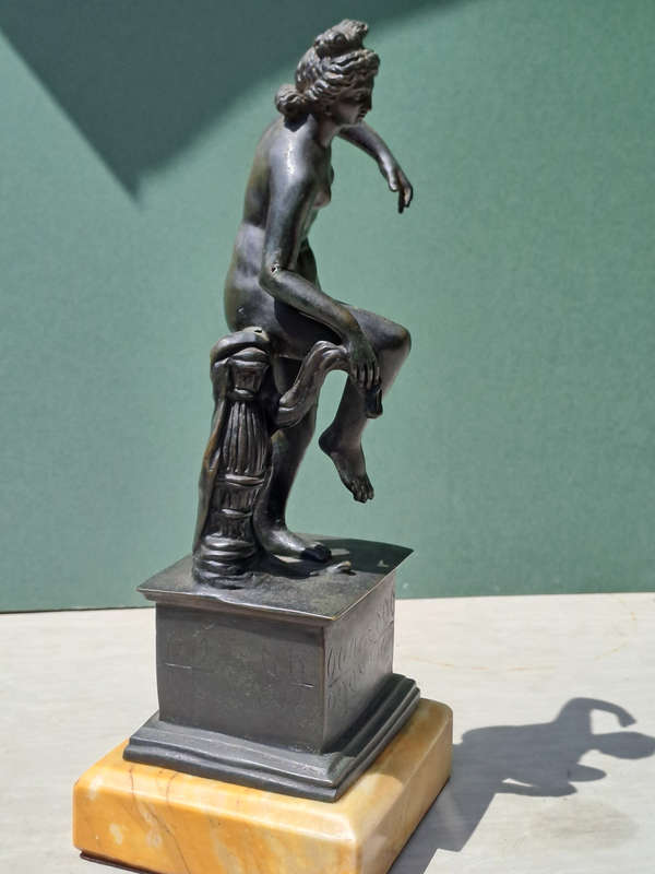 Bronze Venerina leaning against an amphora Neoclassical Period