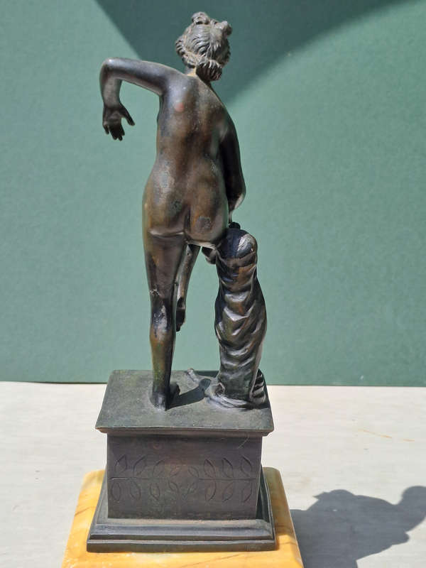 Bronze Venerina leaning against an amphora Neoclassical Period