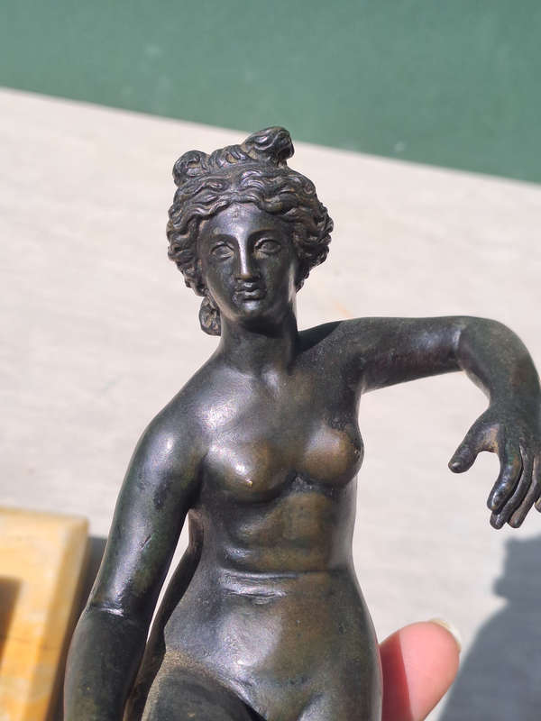 Bronze Venerina leaning against an amphora Neoclassical Period