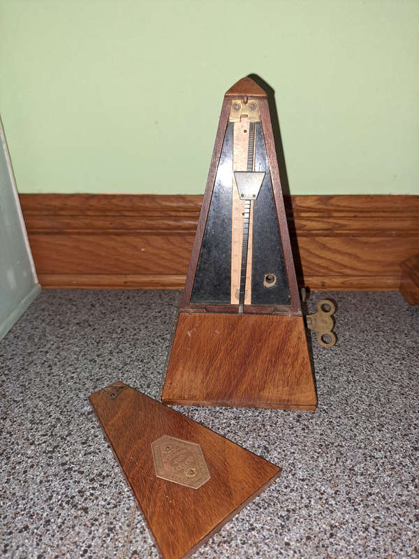 Vintage French metronome maelzel music timer with bell and key very nice condition