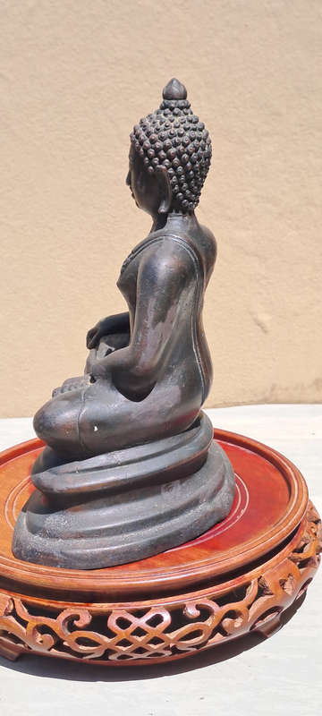 Antique very very old Bronze Lost Wax Casting of Ayutthaya Buddha statue