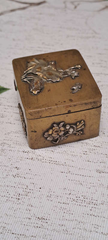 REDUCED Antique Brass Japanese Snuff Box Meiji Period Relief Decoration silver and gold rare