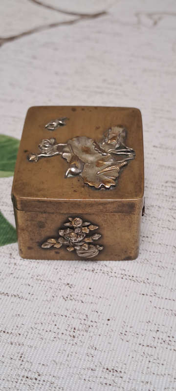 REDUCED Antique Brass Japanese Snuff Box Meiji Period Relief Decoration silver and gold rare