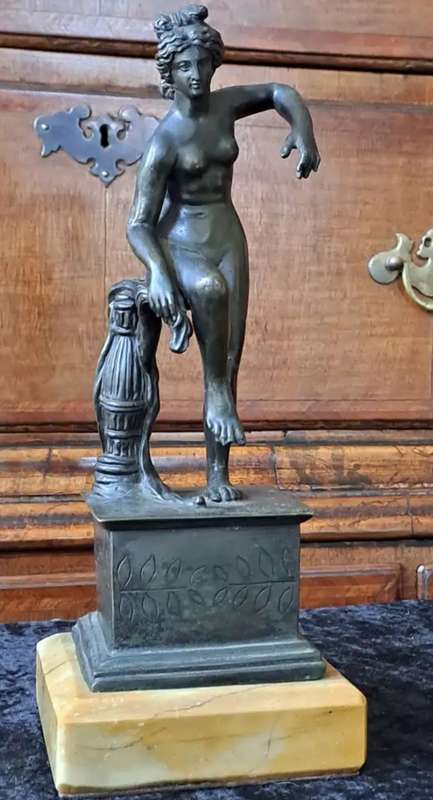 Bronze Venerina leaning against an amphora Neoclassical Period