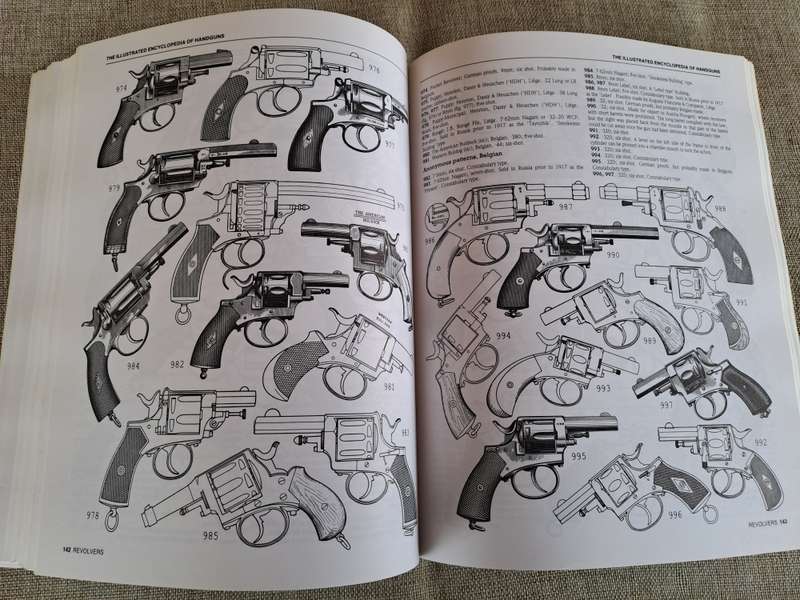 The Illustrated Encyclopedia of Handguns  Pistols and Revolvers of the World, 1870 to the present