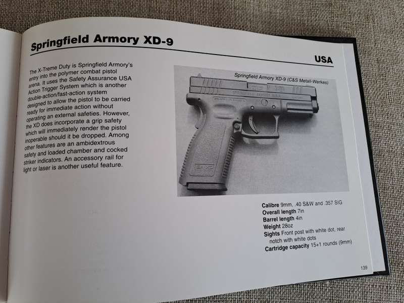 Combat Handguns - Leroy Thompson