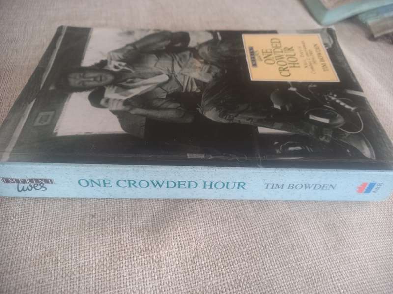 One Crowded Hour - Neil Davis - Combat Cameraman 1934 - 1985 - Tim Bowden
