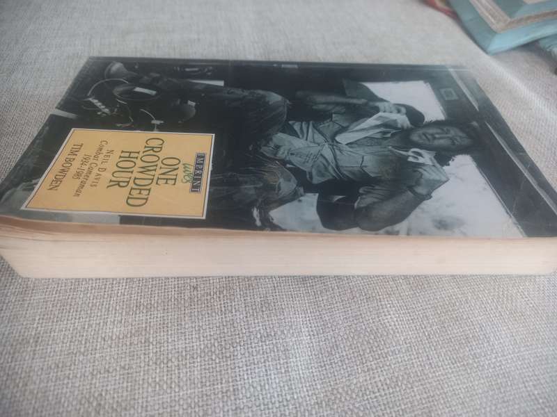 One Crowded Hour - Neil Davis - Combat Cameraman 1934 - 1985 - Tim Bowden