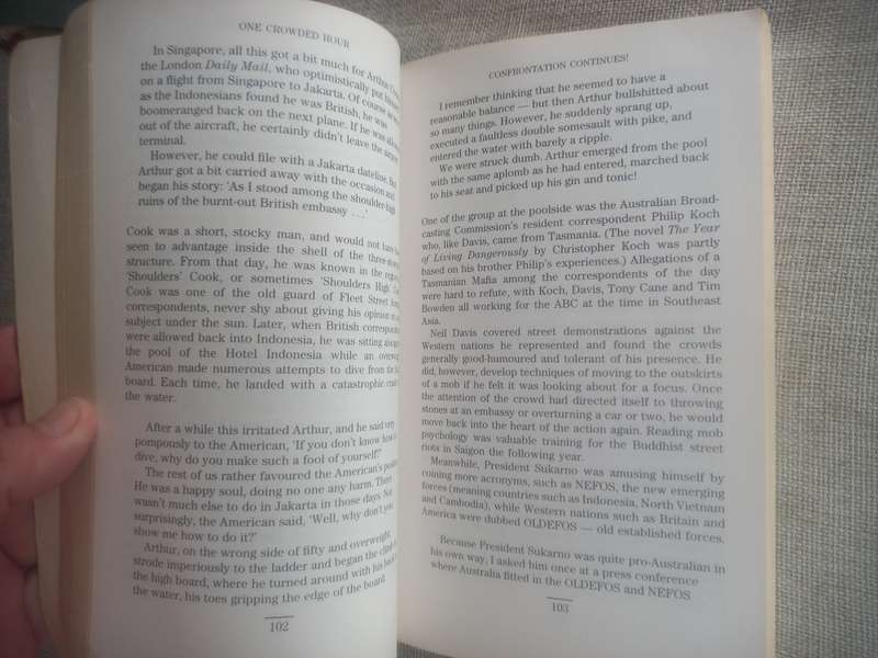 One Crowded Hour - Neil Davis - Combat Cameraman 1934 - 1985 - Tim Bowden