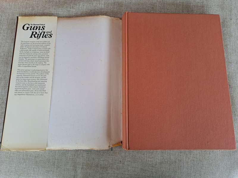 The Illustrated Book of Guns and Rifles