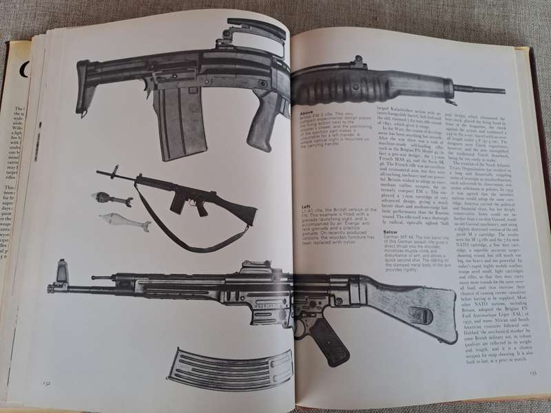 The Illustrated Book of Guns and Rifles