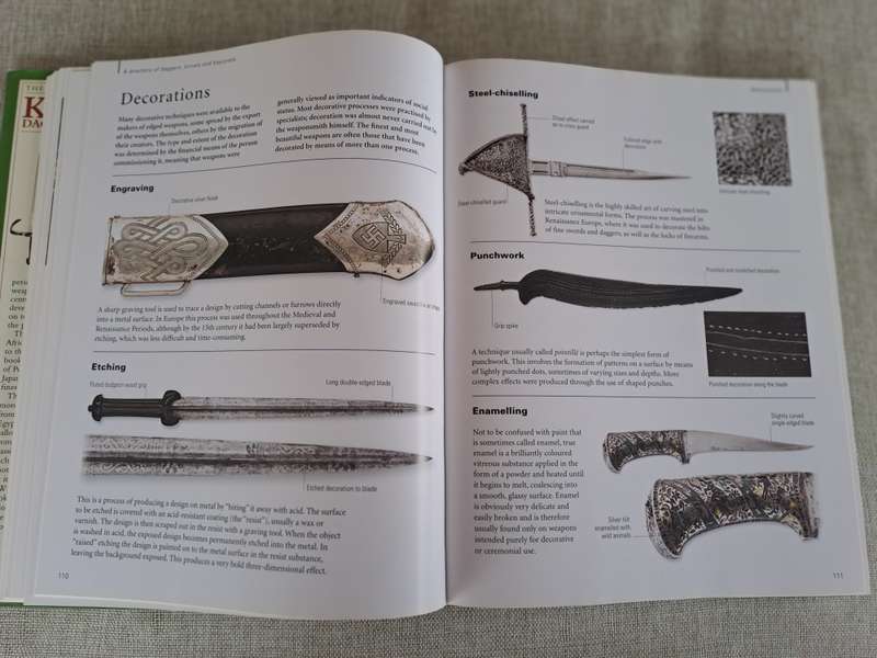 The World Encyclopedia of Knives, Daggers & Bayonets - Dr. Tobias Capwel