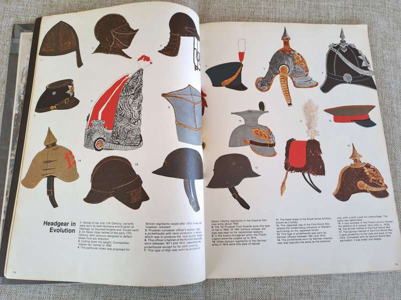 Heraldry of War: Medals, Badges and Uniforms - Purnell`s History of The World Wars Special
