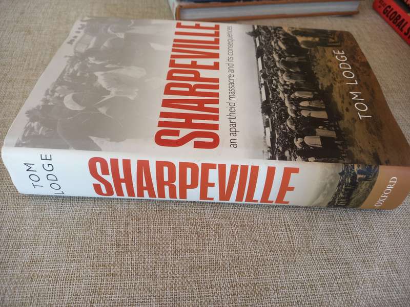 Sharpeville : An Apartheid Massacre and Its Consequences  Tom Lodge