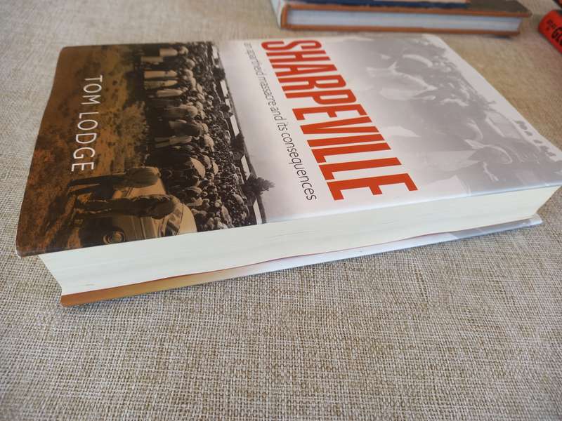 Sharpeville : An Apartheid Massacre and Its Consequences  Tom Lodge