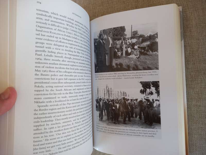 Sharpeville : An Apartheid Massacre and Its Consequences  Tom Lodge