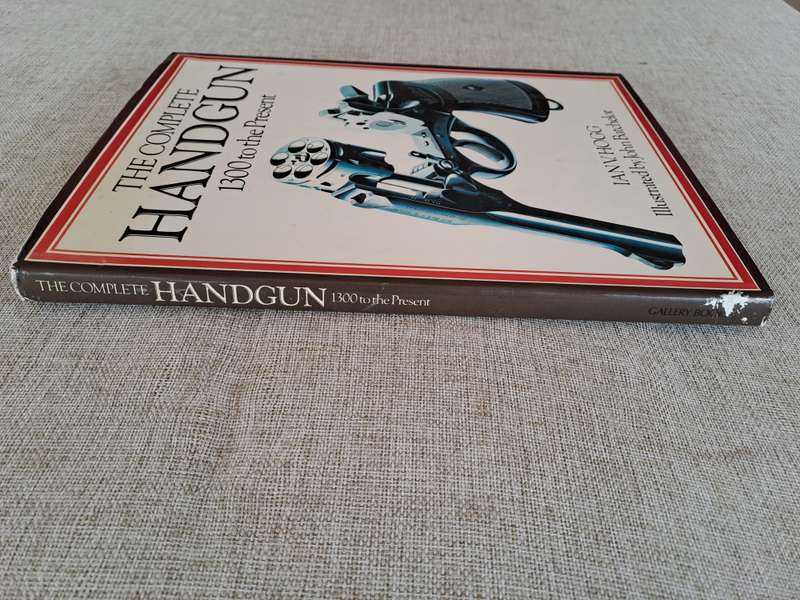 The Complete Handgun 1300 to the Present - Ian V. Hogg & John Batchelor