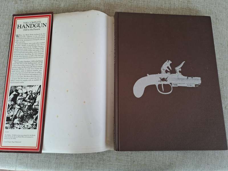 The Complete Handgun 1300 to the Present - Ian V. Hogg & John Batchelor