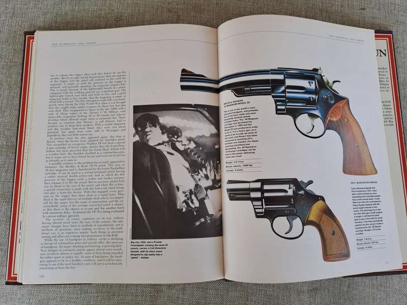 The Complete Handgun 1300 to the Present - Ian V. Hogg & John Batchelor