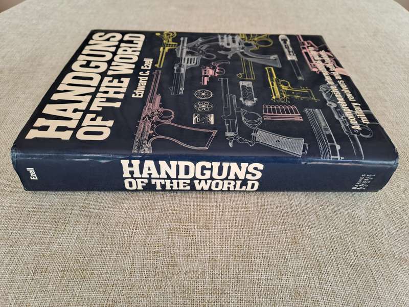 Handguns of the World: Military Revolvers and self-loaders from 1870 to 1945 Edward C. Ezell