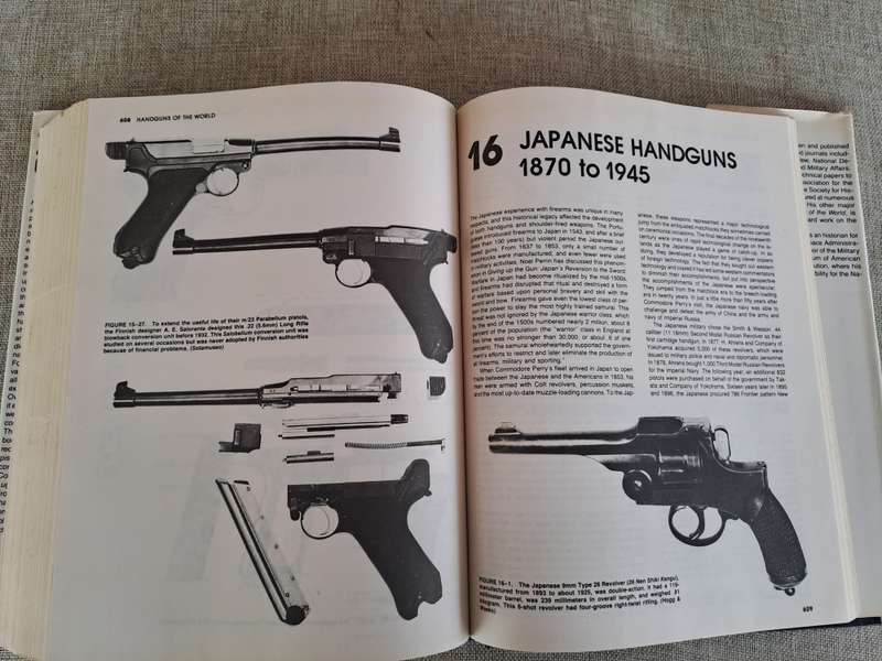 Handguns of the World: Military Revolvers and self-loaders from 1870 to 1945 Edward C. Ezell