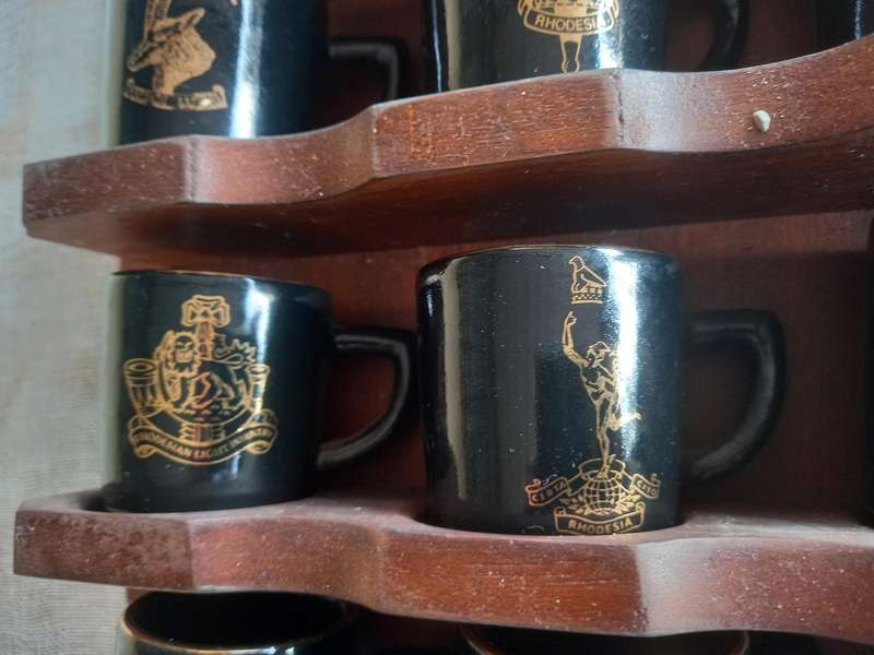 Rhodesian military Unit collection - wood shield with 19x unit "miniature mugs ?"