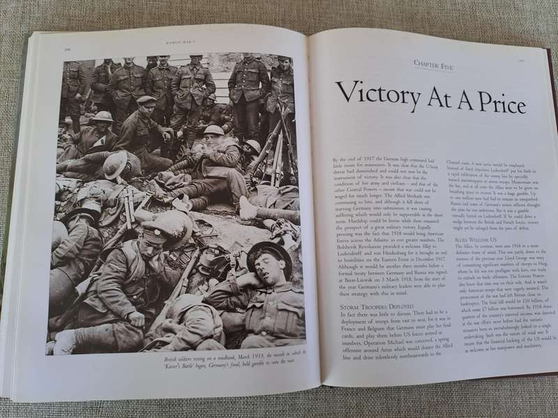 The History of World War I in Photographs - R. Hamilton