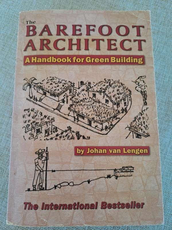 The Barefoot Architect: A Handbook for Green Building - Johan van Lengen