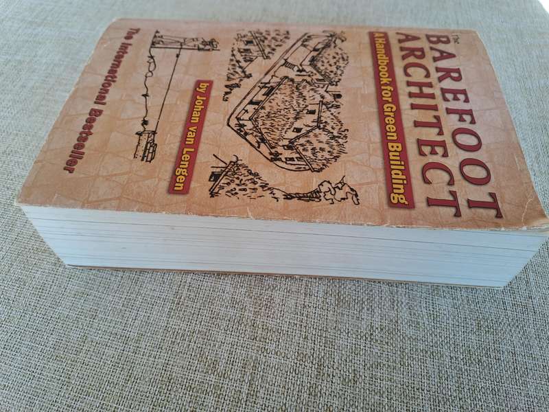 The Barefoot Architect: A Handbook for Green Building - Johan van Lengen