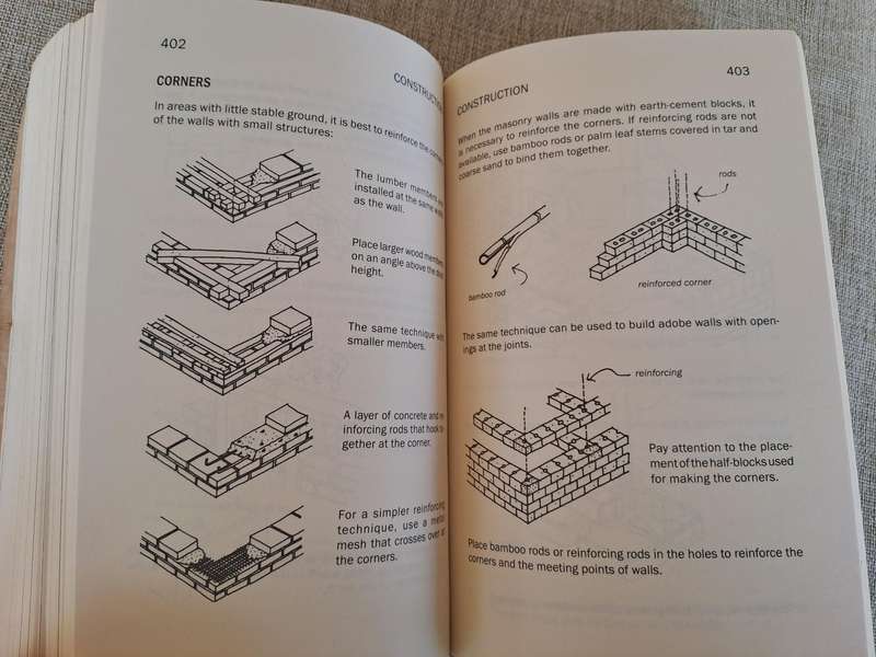 The Barefoot Architect: A Handbook for Green Building - Johan van Lengen