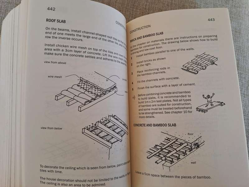 The Barefoot Architect: A Handbook for Green Building - Johan van Lengen