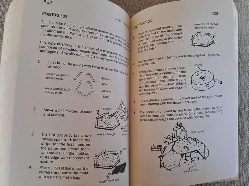 The Barefoot Architect: A Handbook for Green Building - Johan van Lengen