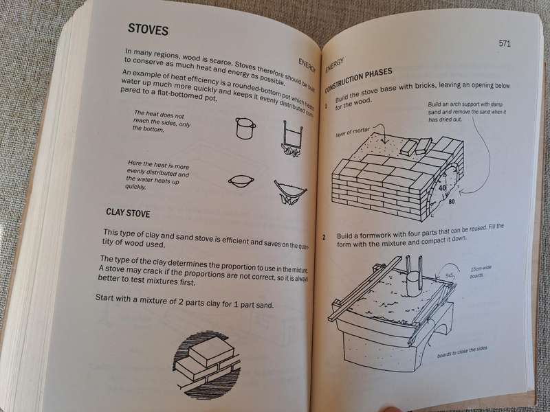 The Barefoot Architect: A Handbook for Green Building - Johan van Lengen