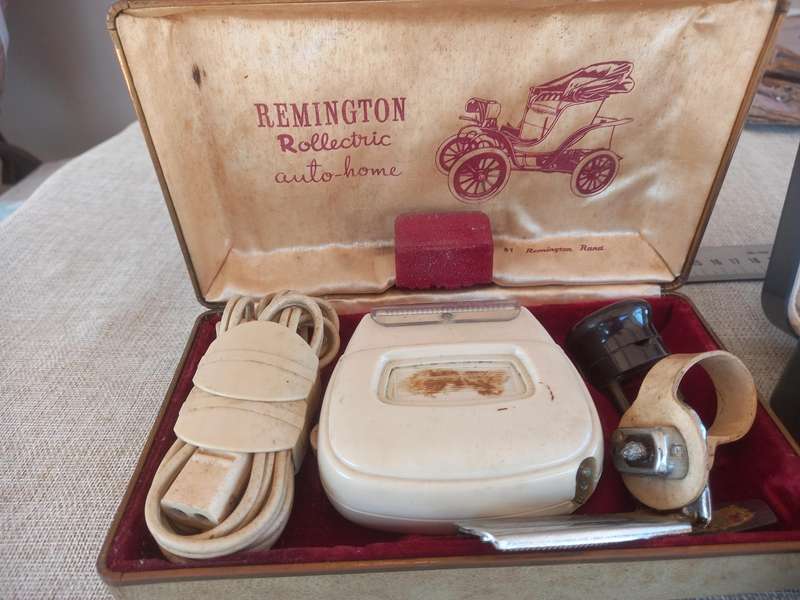 2 x Vintage Electric Mens Razors - Remington