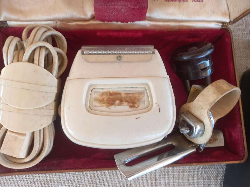 2 x Vintage Electric Mens Razors - Remington
