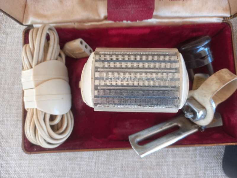 2 x Vintage Electric Mens Razors - Remington
