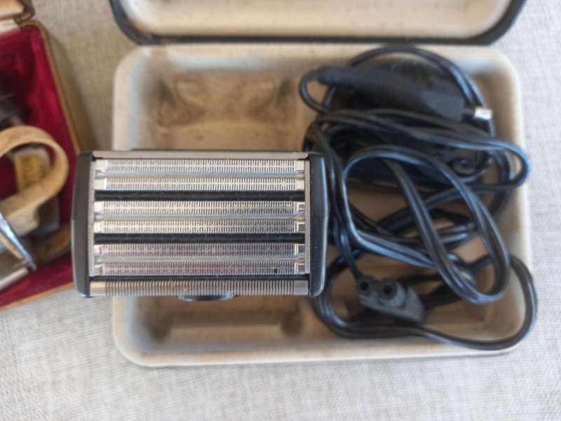 2 x Vintage Electric Mens Razors - Remington