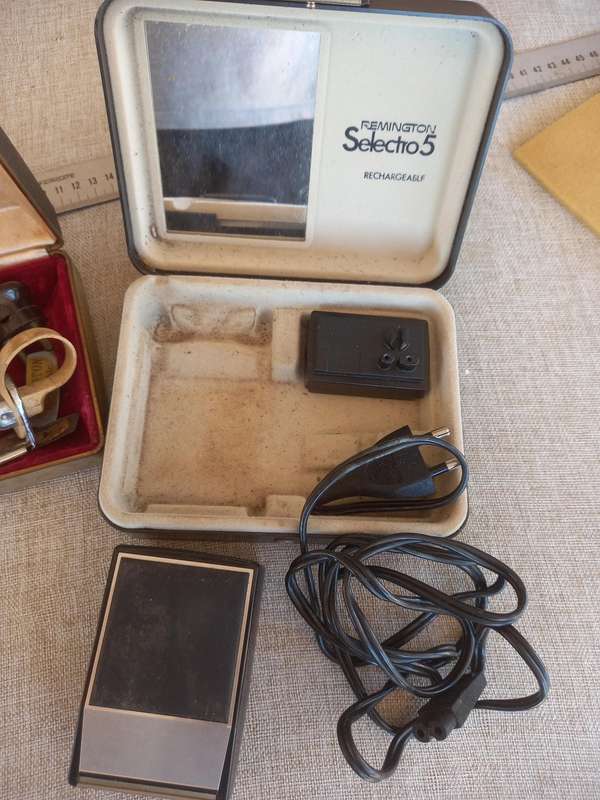 2 x Vintage Electric Mens Razors - Remington