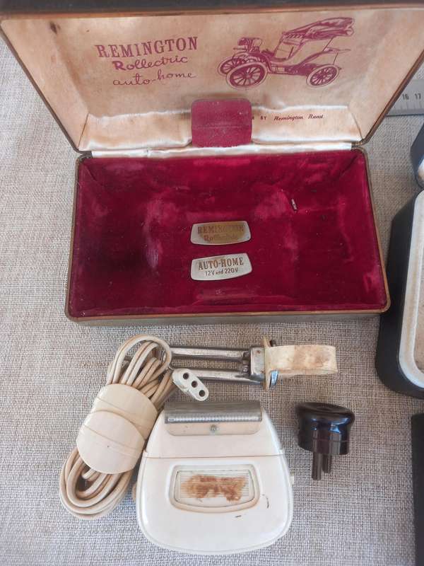 2 x Vintage Electric Mens Razors - Remington