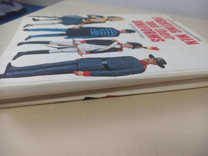 Fighting Men and their Uniforms by Kenneth Allen / A Hamlyn Pointer Book