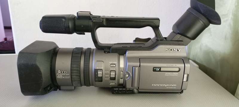 2 x Sony DCR VX 2100 Video Camera