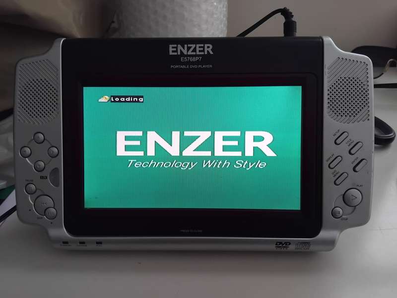 ENZER PORTABLE DVD/CD PLAYER & SCREEN