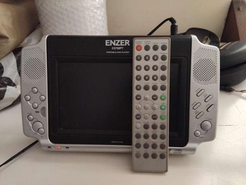 ENZER PORTABLE DVD/CD PLAYER & SCREEN