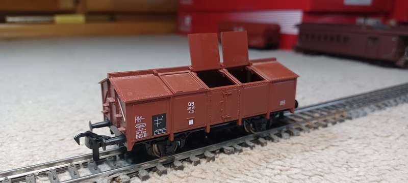 Roco closed goods van with Fleischmann couplers