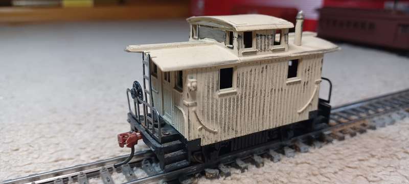 Fleischmann Bobber caboose - Kadee type couplers