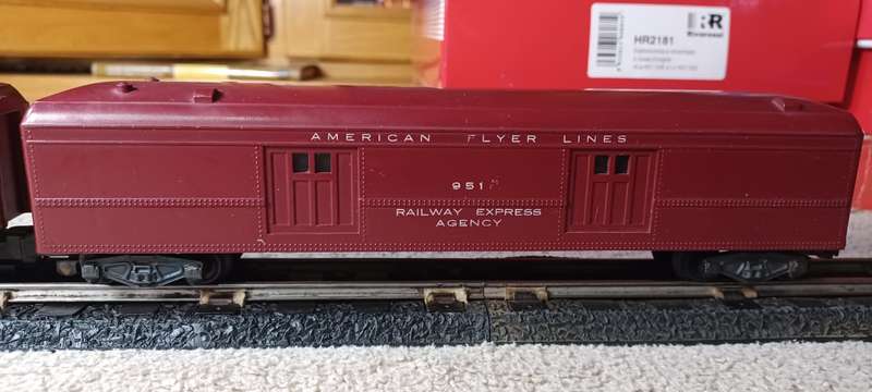 American Flyer 2 x 955 passenger coaches and 951 baggage car