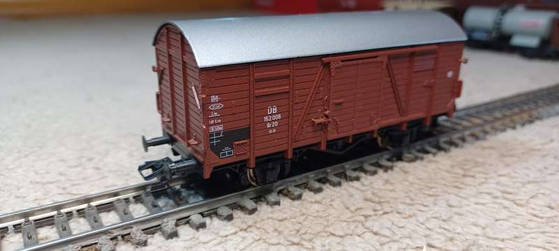 Roco - Box car - marklin close couplers