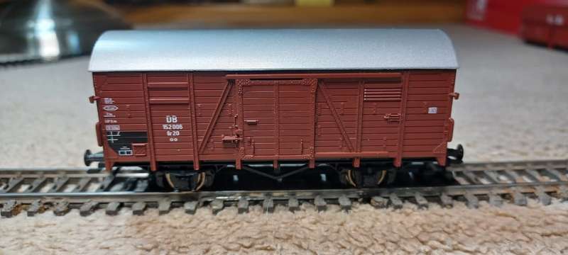 Roco - Box car - marklin close couplers